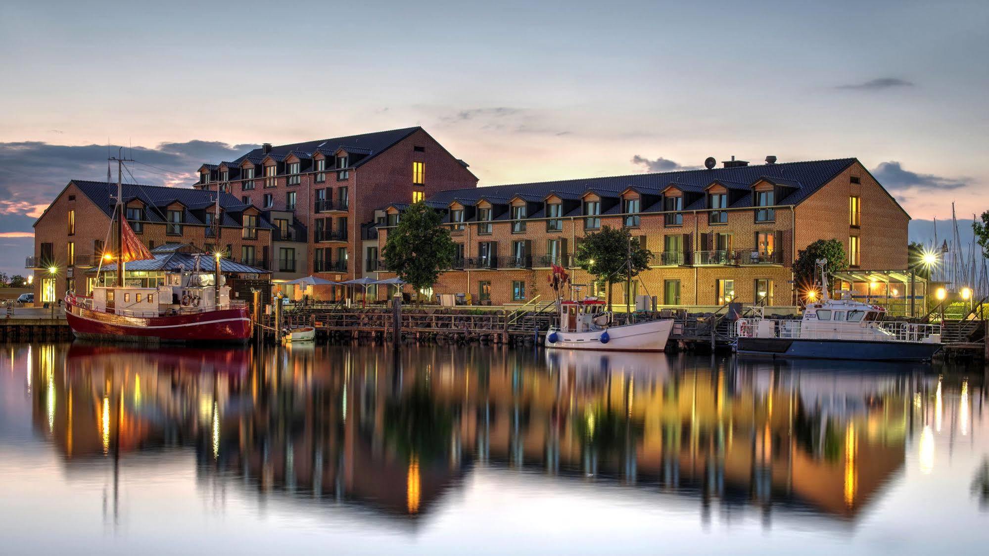 Hafenhotel Meereszeiten Heiligenhafen Exterior foto